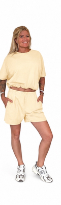 Crop set short butter yellow